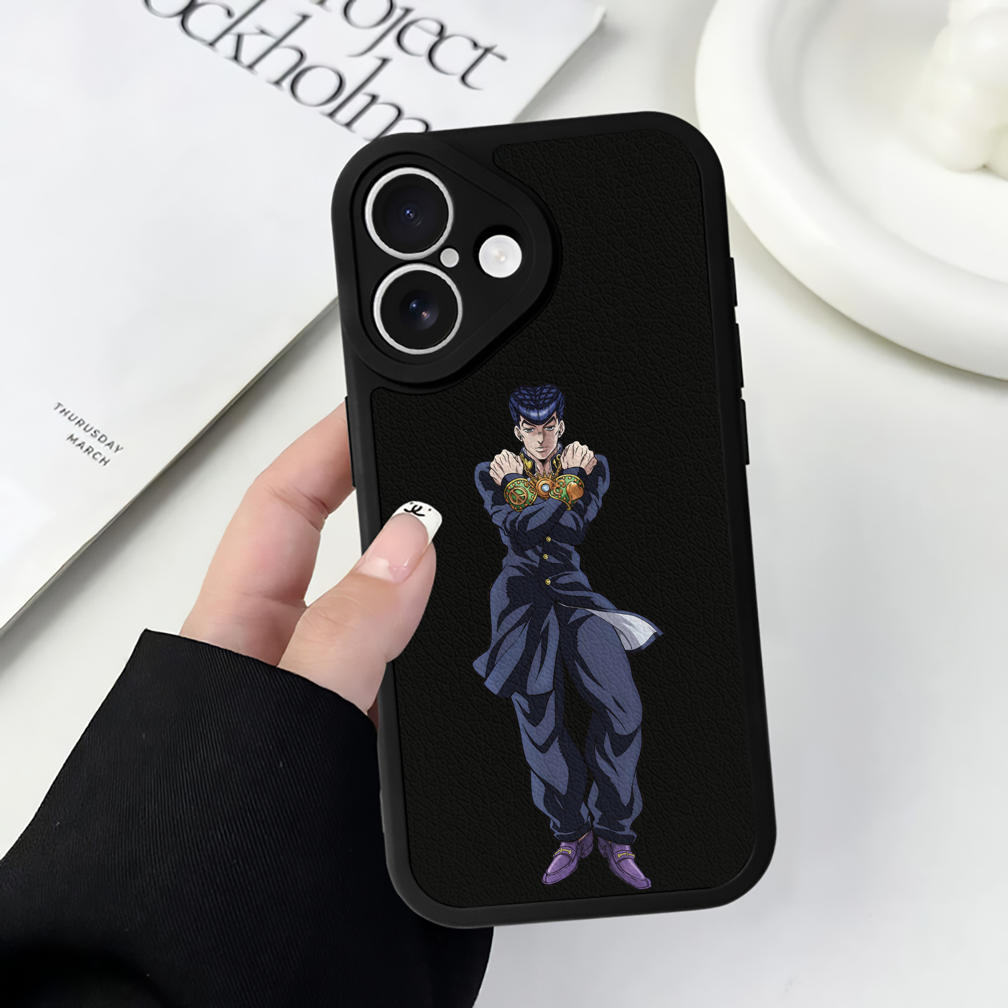（画像用） ジョジョの奇妙な冒険 ひがしかた じょうすけ JoJo's Bizarre Adventure Higashikata Josuke 【iPhone 16シリーズ対応】シリコンスマホケース（レザー調） 材質：シリコン